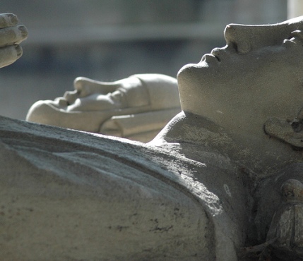 Ricostruzione moderna della tomba di abelardo ed Eloisa a Parigi